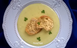 Fokhagymakrémleves sajtos kiflikarikákkal