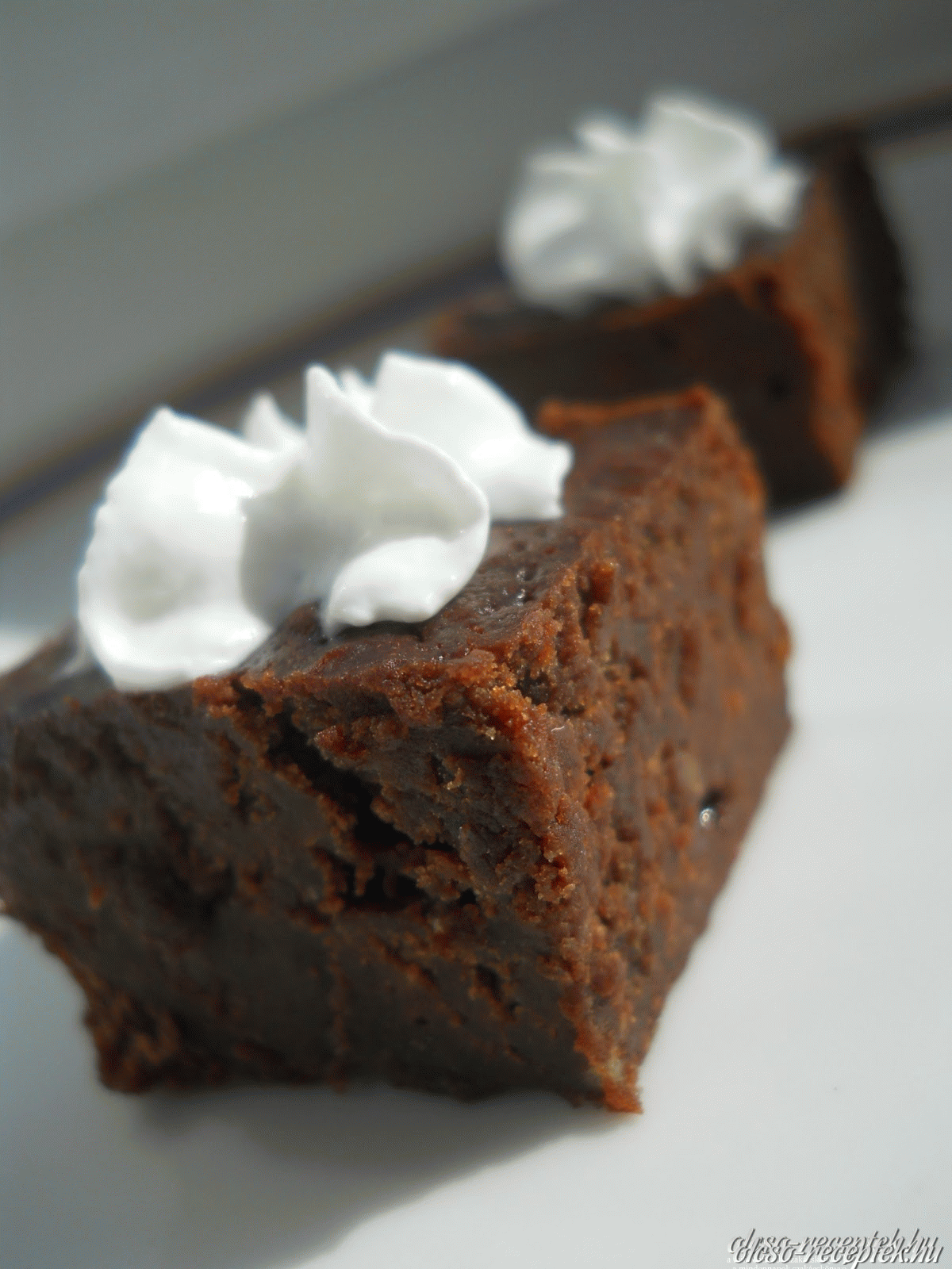 Gesztenyelisztes-nyírfacukros brownie kép