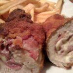 Sajttal-tarjával töltött hústekercs